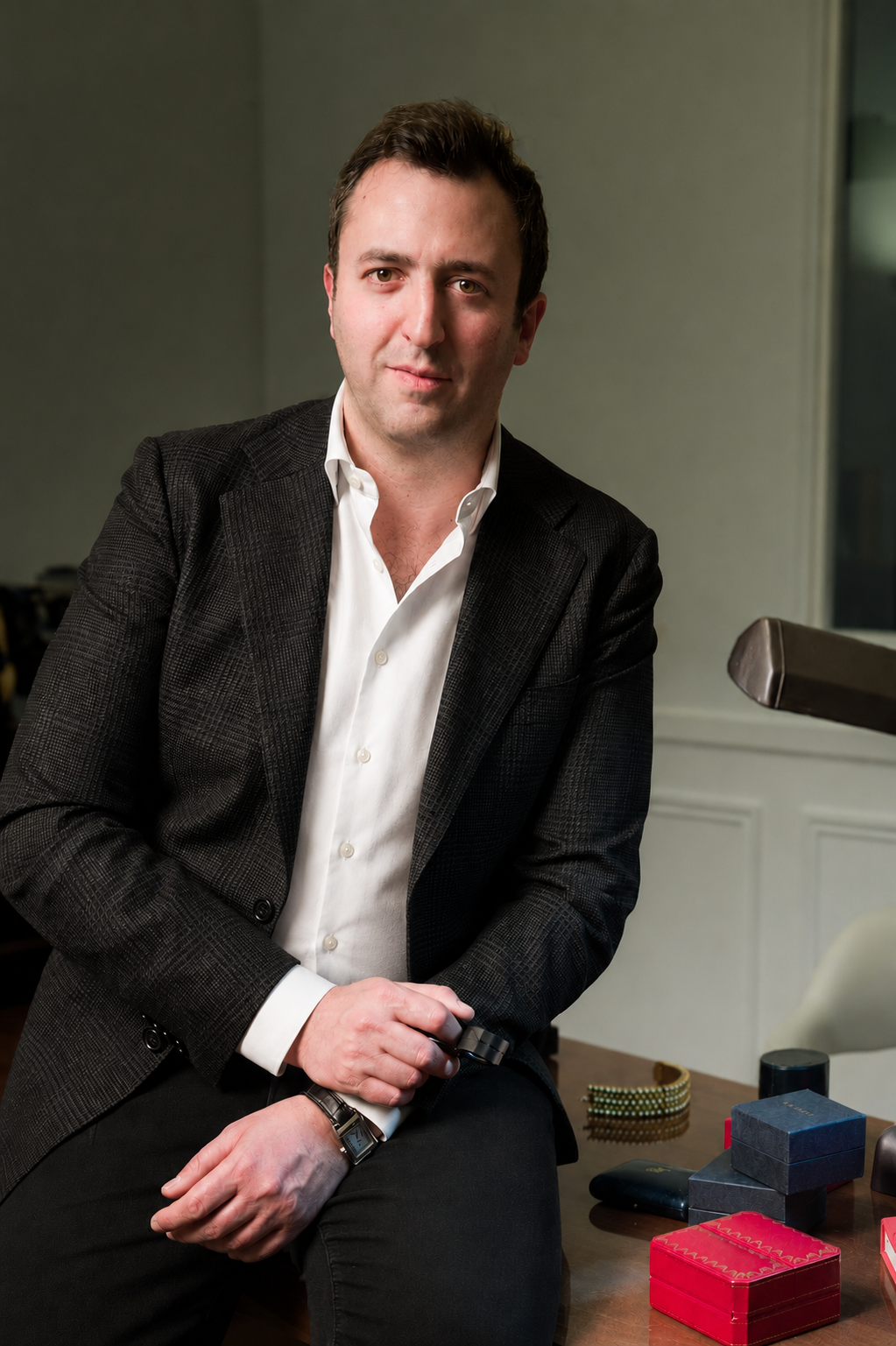 Ariel Altmann, négociant en bijoux à Paris, dans son bureau entouré d'écrins de pierres précieuses et de bijoux signés