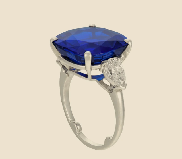 Bague sertie d'un saphir coussin épaulé de diamants poire