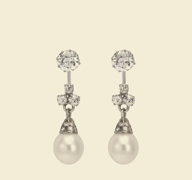Pendants d'oreilles en platine, diamants taille ancienne et perles