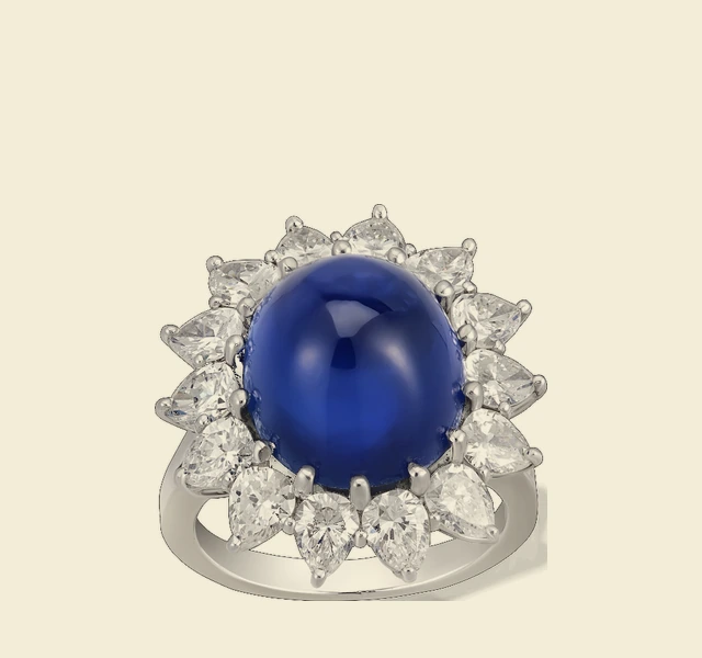 Bague saphir cabochon dans un entourage de diamants taille poire